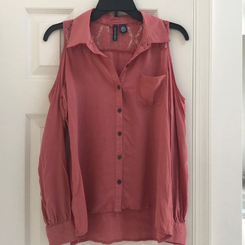 Tilly’s Full tilt size Medium salmon color shirt